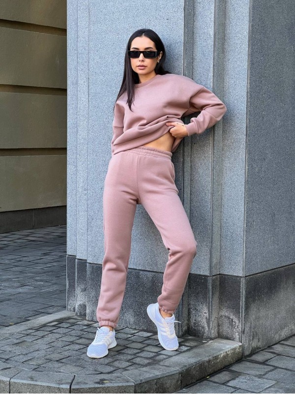 Базовий теплий жiночий костюм кавового кольору 35428