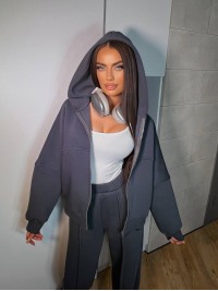 Жіночий теплий костюм з написом графiтового кольору 35429