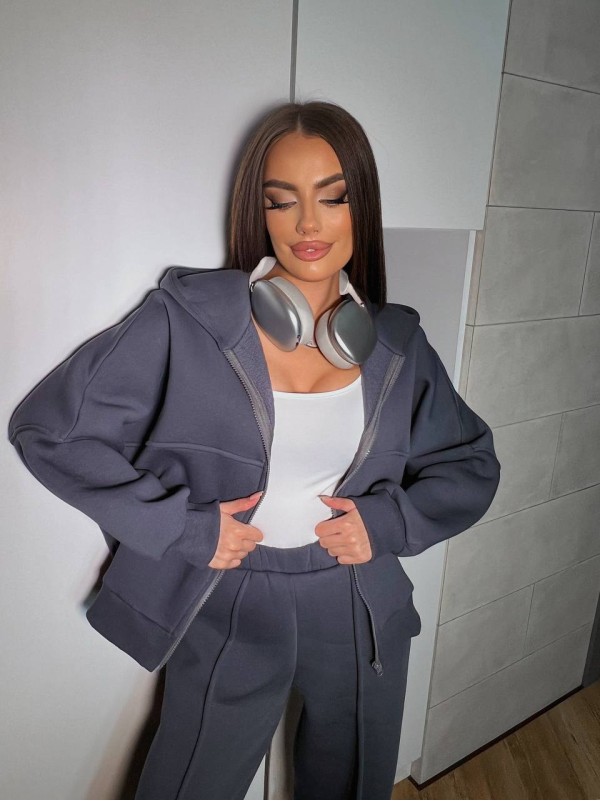 Жіночий теплий костюм з написом графiтового кольору 35429