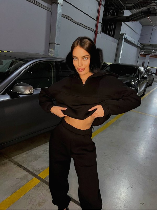 Жіночий теплий костюм з капюшоном чорного кольору 35439