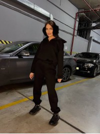 Жіночий теплий костюм з капюшоном чорного кольору 35439