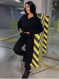 Жіночий теплий костюм з капюшоном чорного кольору 35439