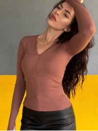 Жіночий легкий лонгслів кавового кольору 35450