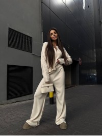 Унiверсальний жiночий костюм 2-ка молочного кольору 35464