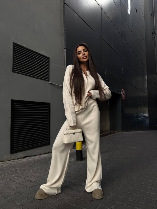 Унiверсальний жiночий костюм 2-ка молочного кольору 35464