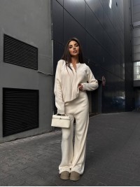 Унiверсальний жiночий костюм 2-ка молочного кольору 35464