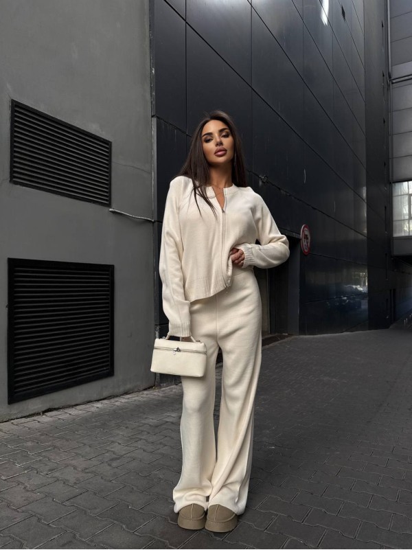 Унiверсальний жiночий костюм 2-ка молочного кольору 35464