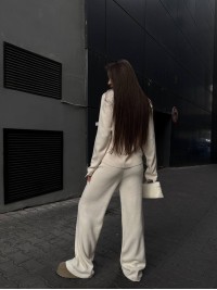 Унiверсальний жiночий костюм 2-ка молочного кольору 35464