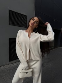 Унiверсальний жiночий костюм 2-ка молочного кольору 35464