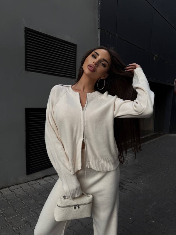 Унiверсальний жiночий костюм 2-ка молочного кольору 35464