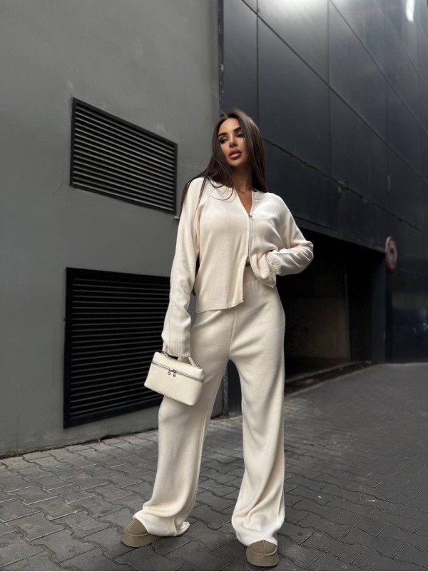 Унiверсальний жiночий костюм 2-ка молочного кольору 35464