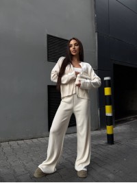 Унiверсальний жiночий костюм 2-ка молочного кольору 35464