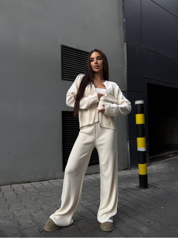 Унiверсальний жiночий костюм 2-ка молочного кольору 35464