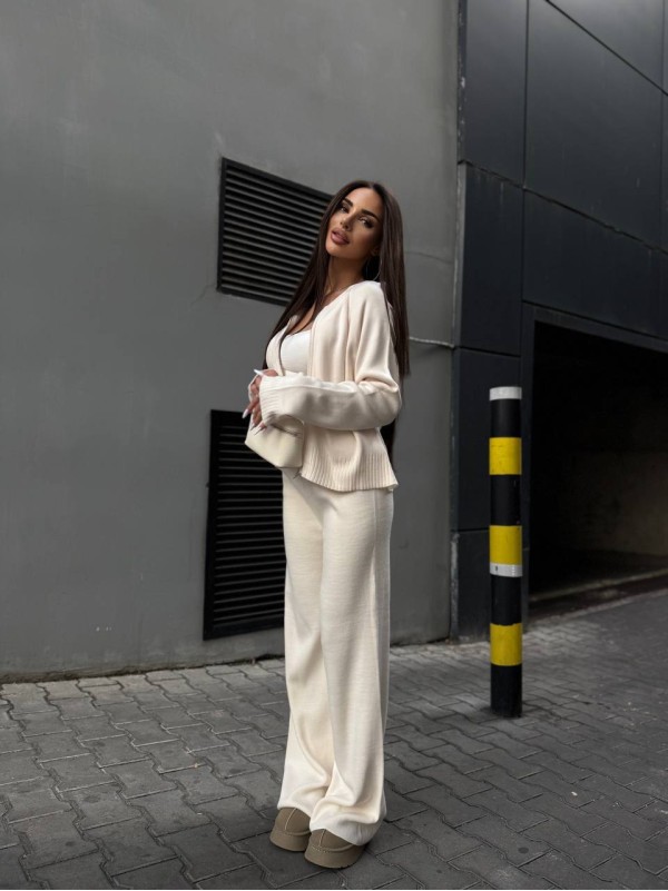 Унiверсальний жiночий костюм 2-ка молочного кольору 35464