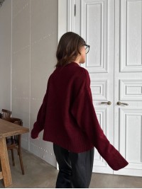 Подовжиний жіночий светр бордового кольору 35466