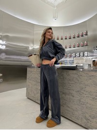 Жіночий велюровий костюм з топом графiтового кольору 35475