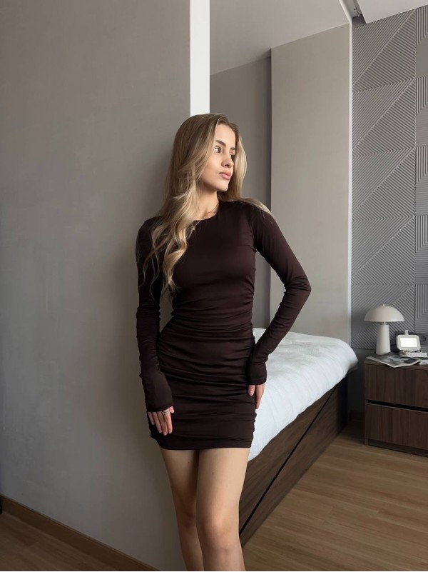 Еластична сукня мiнi на затяжках коричневого кольору 35492