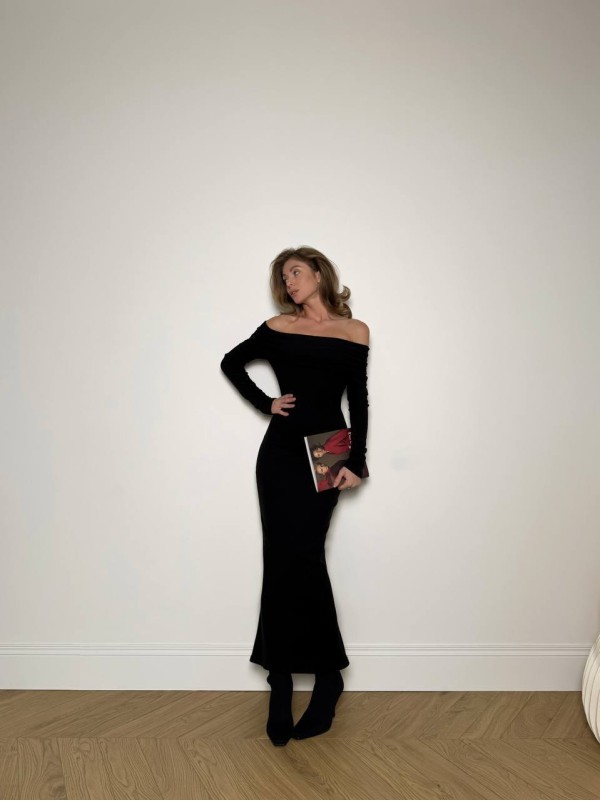 Тепла сукня максі зi спущеними плечима чорного кольору 35494