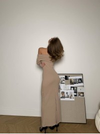 Тепла сукня максі зi спущеними плечима бежевого кольору 35495