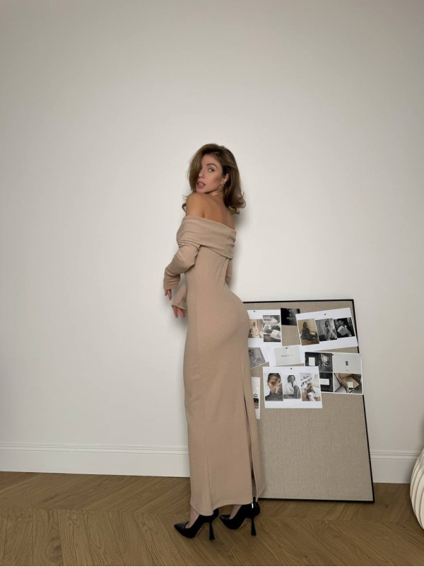 Тепла сукня максі зi спущеними плечима бежевого кольору 35495