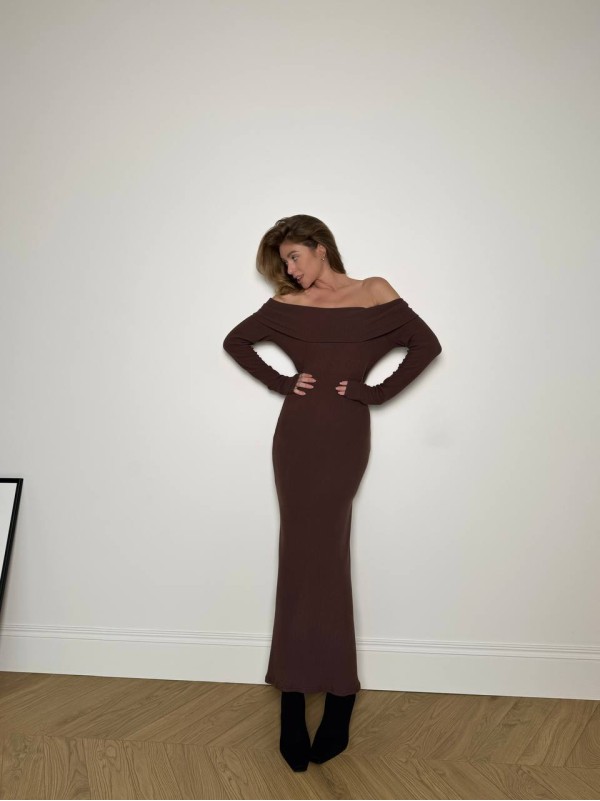 Тепла сукня максі зi спущеними плечима коричневого кольору 35496