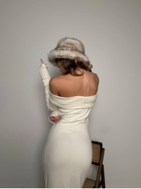 Тепла сукня максі зi спущеними плечима молочного кольору 35497