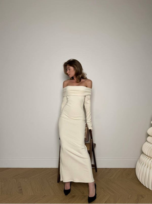 Тепла сукня максі зi спущеними плечима молочного кольору 35497
