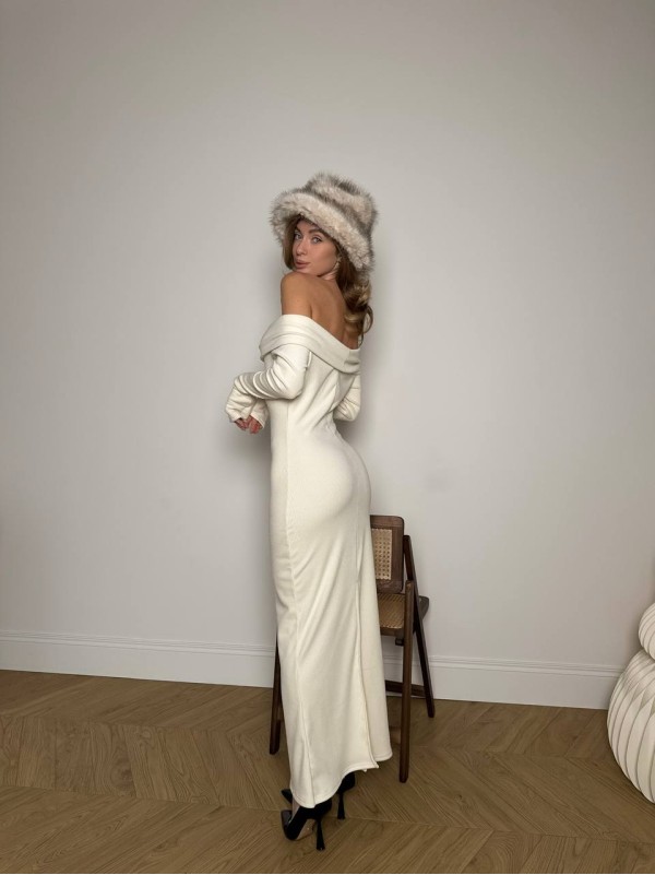 Тепла сукня максі зi спущеними плечима молочного кольору 35497