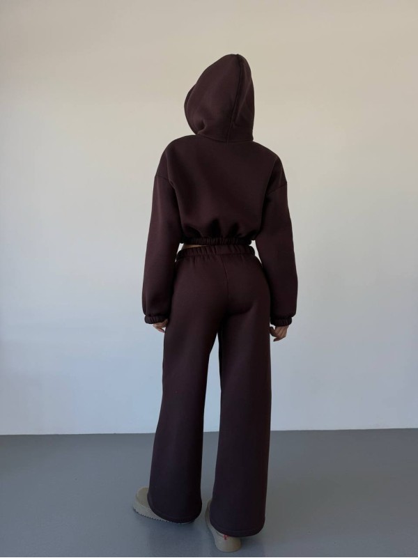 Теплий жiночий костюм з вкороченою кофтою коричневого кольору 35516