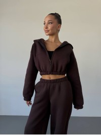 Теплий жiночий костюм з вкороченою кофтою коричневого кольору 35516
