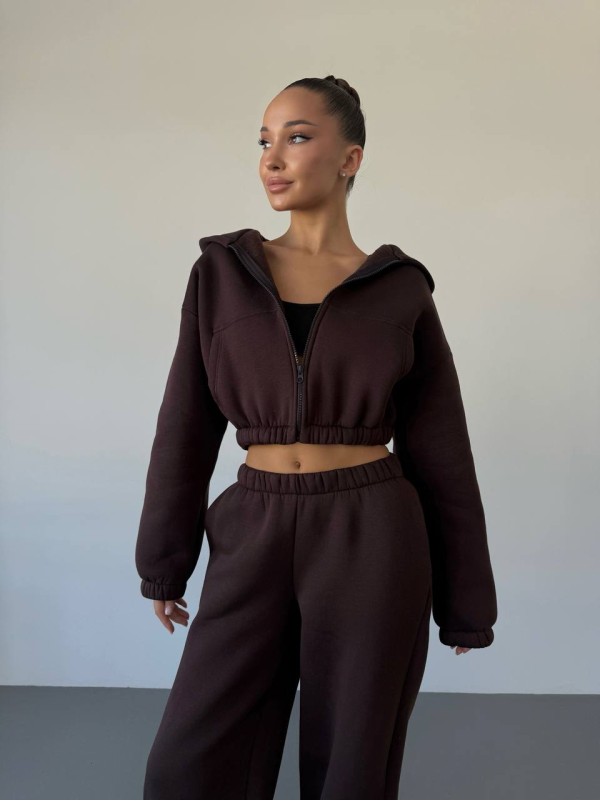 Теплий жiночий костюм з вкороченою кофтою коричневого кольору 35516