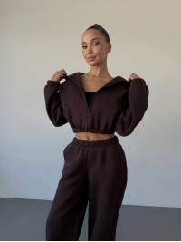 Теплий жiночий костюм з вкороченою кофтою коричневого кольору 35516