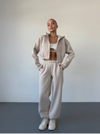 Теплий жiночий костюм з вкороченою кофтою бежевого кольору 35517