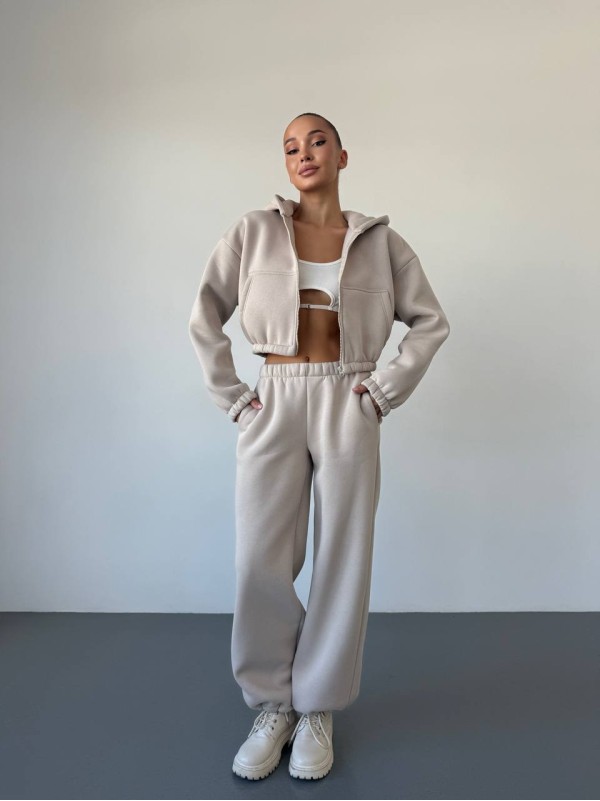 Теплий жiночий костюм з вкороченою кофтою бежевого кольору 35517