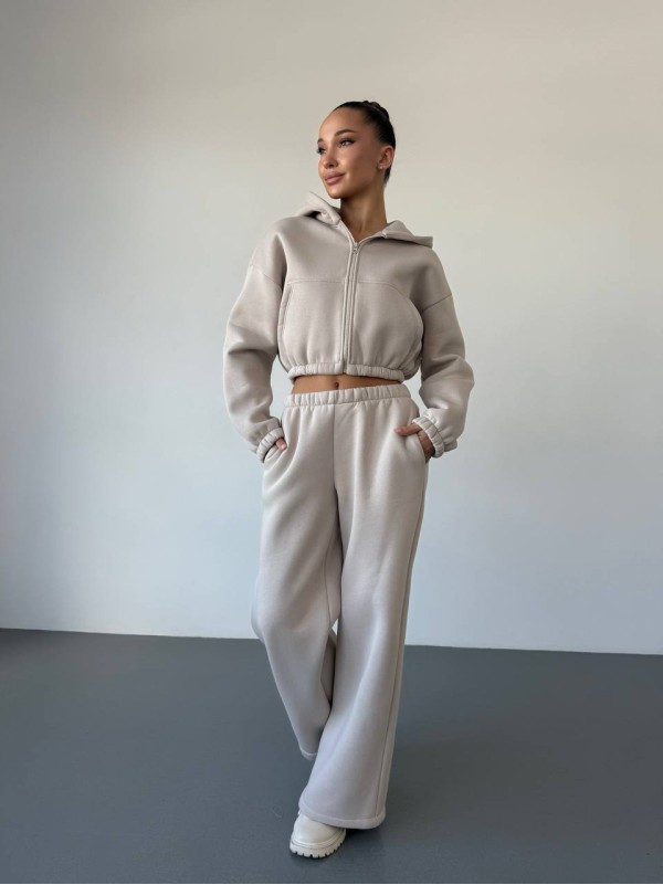 Теплий жiночий костюм з вкороченою кофтою бежевого кольору 35517