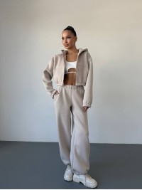 Теплий жiночий костюм з вкороченою кофтою бежевого кольору 35517