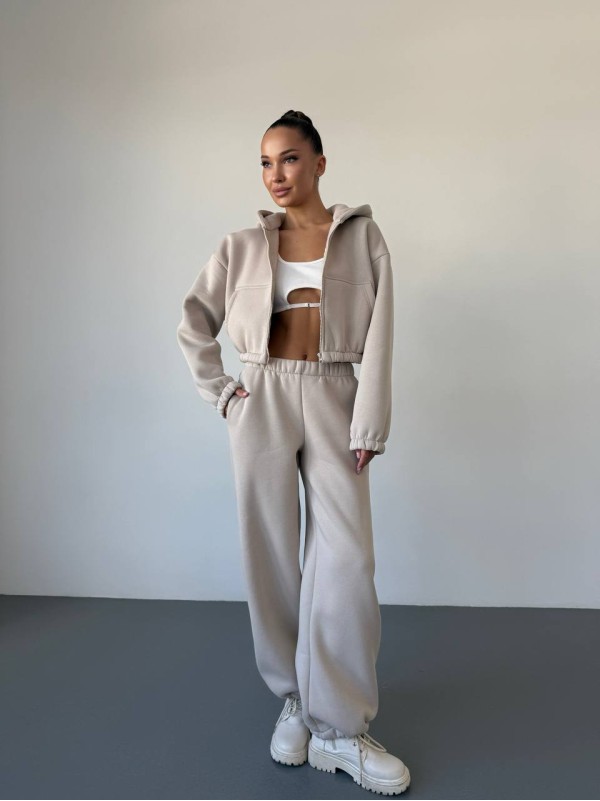 Теплий жiночий костюм з вкороченою кофтою бежевого кольору 35517