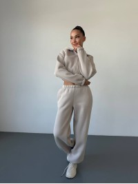 Теплий жiночий костюм з вкороченою кофтою бежевого кольору 35517