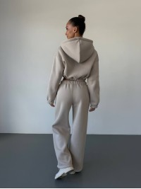 Теплий жiночий костюм з вкороченою кофтою бежевого кольору 35517