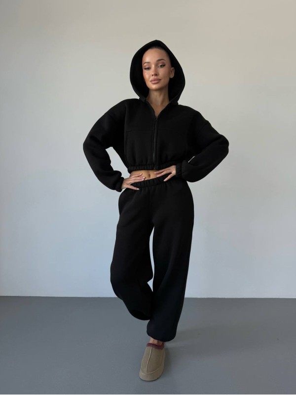 Теплий жiночий костюм з вкороченою кофтою чорного кольору 35519