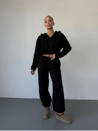 Теплий жiночий костюм з вкороченою кофтою чорного кольору 35519