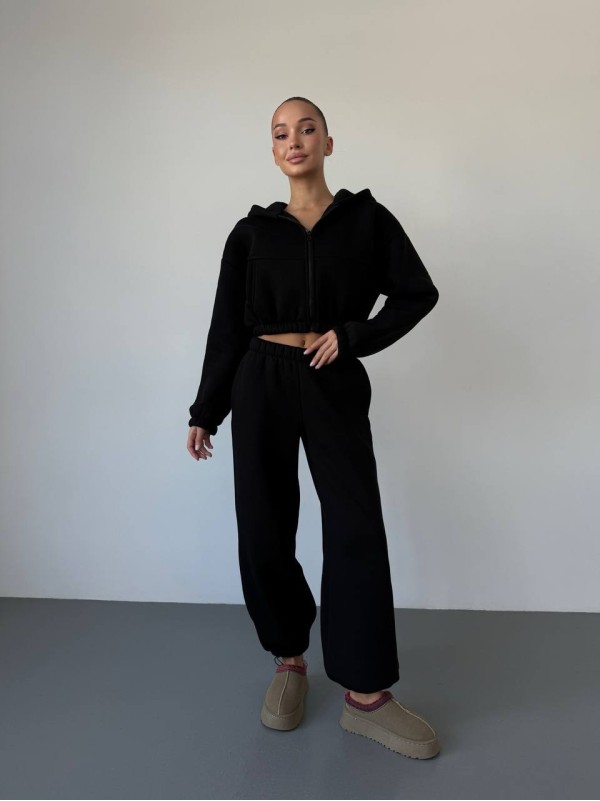 Теплий жiночий костюм з вкороченою кофтою чорного кольору 35519