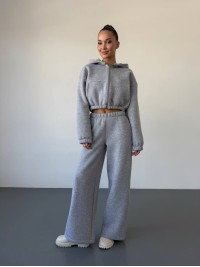 Теплий жiночий костюм з вкороченою кофтою сiрого кольору 35520