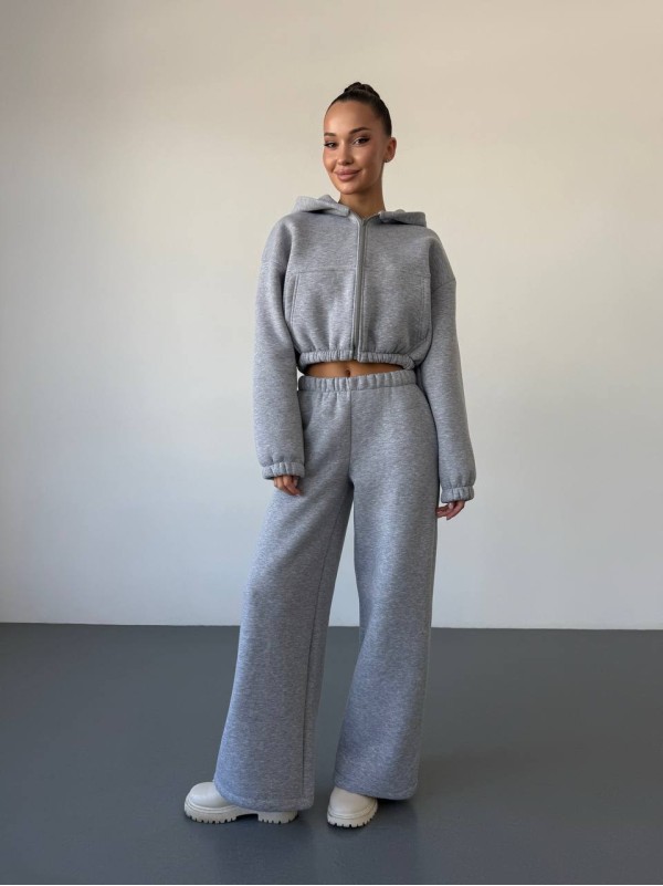 Теплий жiночий костюм з вкороченою кофтою сiрого кольору 35520