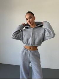 Теплий жiночий костюм з вкороченою кофтою сiрого кольору 35520