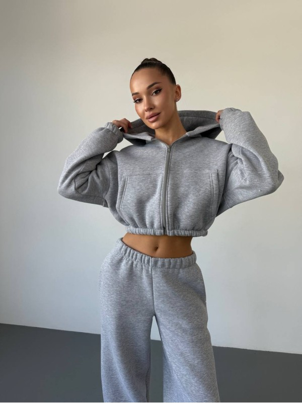 Теплий жiночий костюм з вкороченою кофтою сiрого кольору 35520