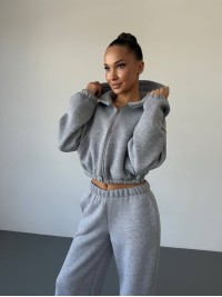 Теплий жiночий костюм з вкороченою кофтою сiрого кольору 35520
