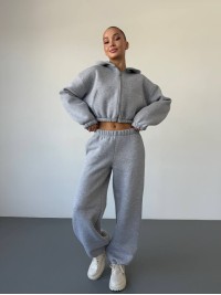 Теплий жiночий костюм з вкороченою кофтою сiрого кольору 35520