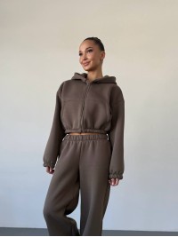 Теплий жiночий костюм з вкороченою кофтою кавового кольору 35521