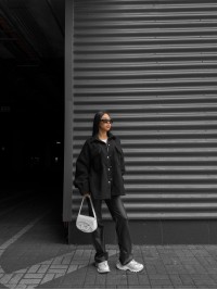 Жіноча сорочка букле чорного кольору 35526